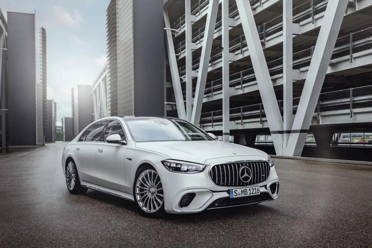 Mercedes-AMG S 63 E-Performance: 802 CV di super-lusso, ibrido plug-in (9)