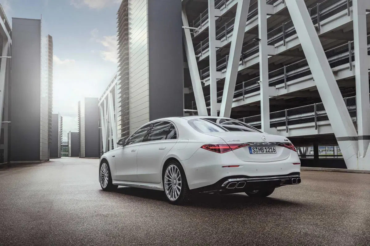 Mercedes-AMG S 63 E-Performance: 802 CV di super-lusso, ibrido plug-in (10)
