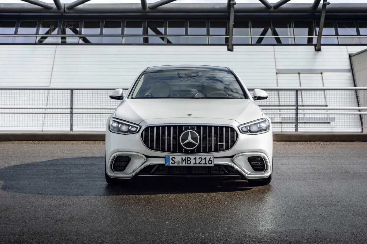 Mercedes-AMG S 63 E-Performance: 802 CV di super-lusso, ibrido plug-in (12)