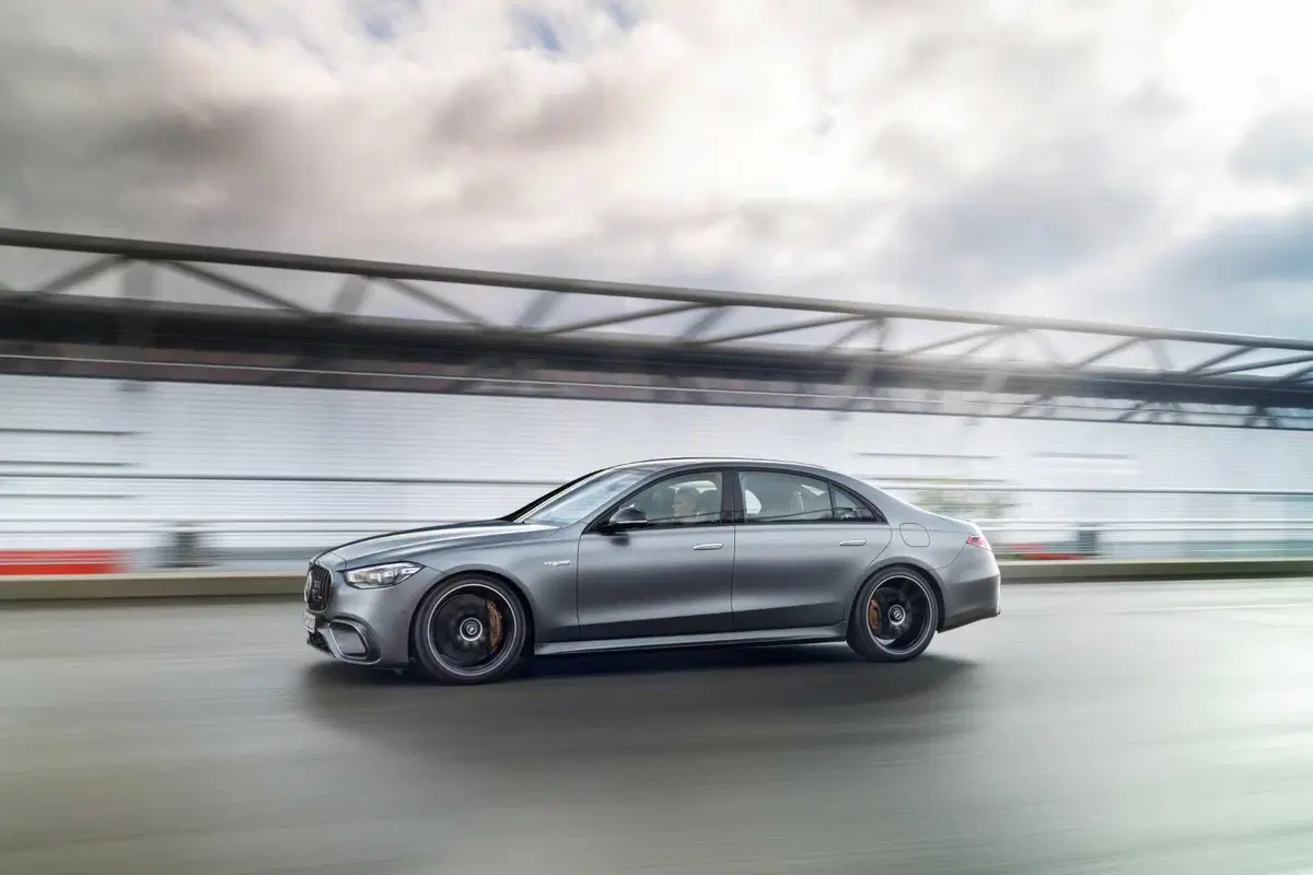 Mercedes-AMG S 63 E-Performance: 802 CV di super-lusso, ibrido plug-in (17)