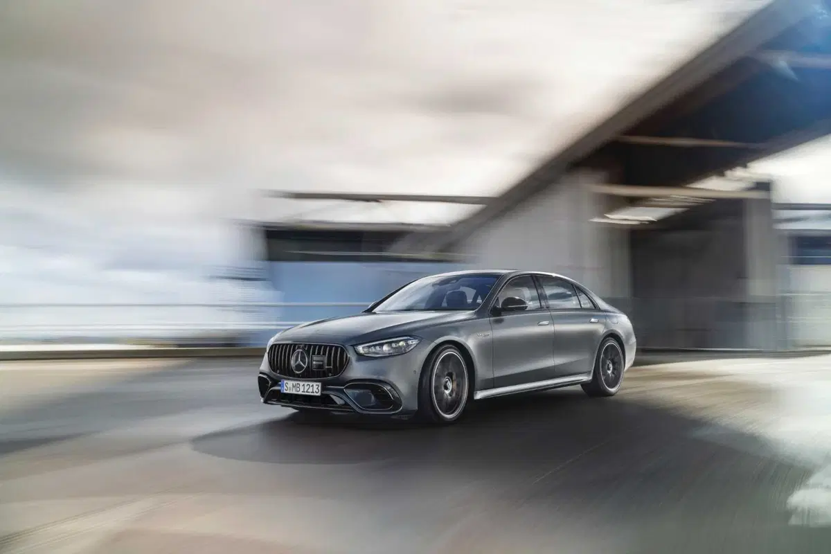 Mercedes-AMG S 63 E-Performance: 802 CV di super-lusso, ibrido plug-in (18)