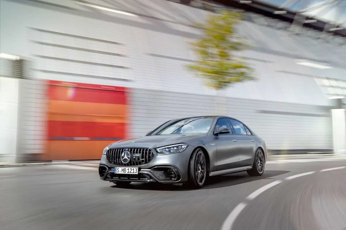 Mercedes-AMG S 63 E-Performance: 802 CV di super-lusso, ibrido plug-in (21)