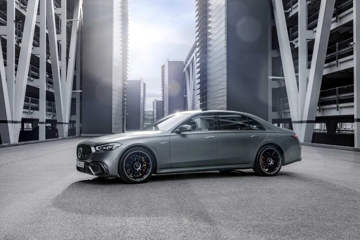 Mercedes-AMG S 63 E-Performance: 802 CV di super-lusso, ibrido plug-in (22)