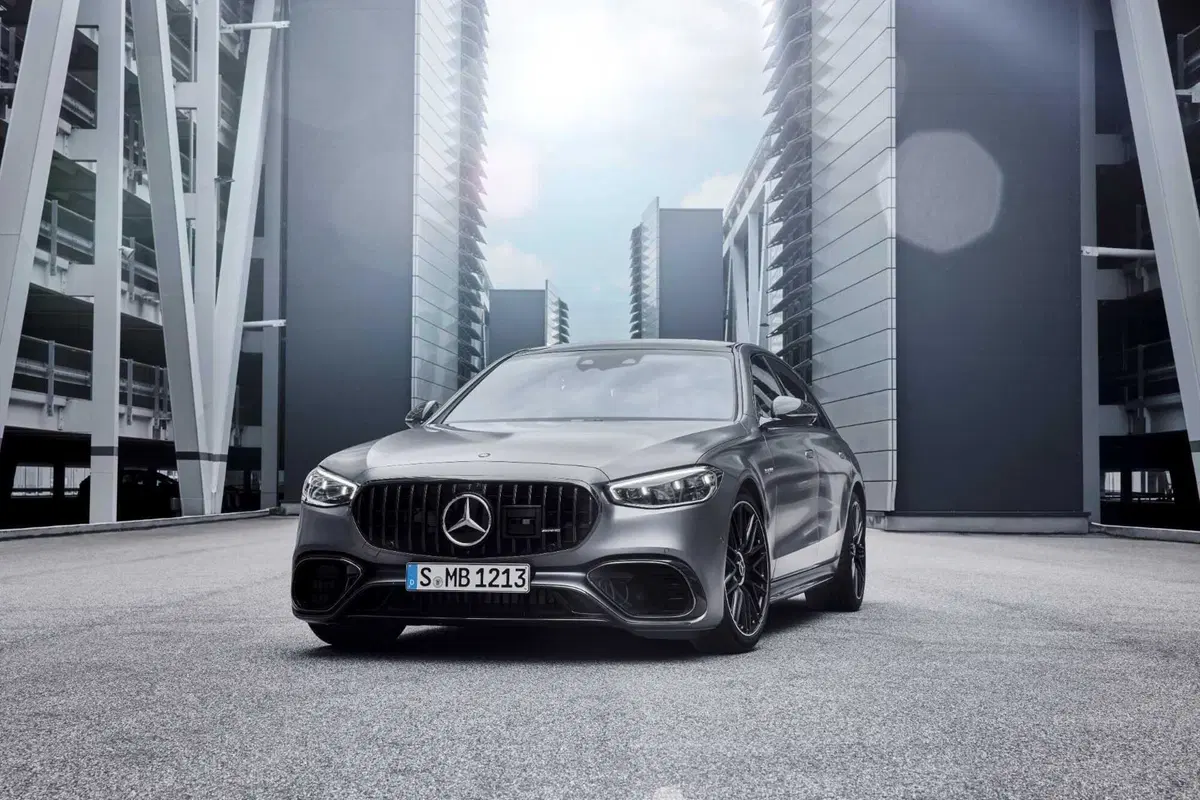 Mercedes-AMG S 63 E-Performance: 802 CV di super-lusso, ibrido plug-in (23)