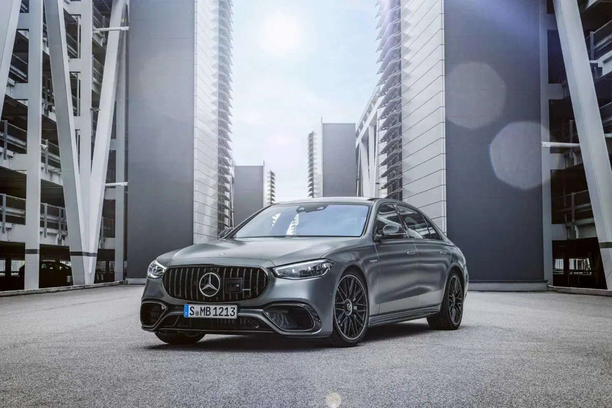 Mercedes-AMG S 63 E-Performance: 802 CV di super-lusso, ibrido plug-in (24)