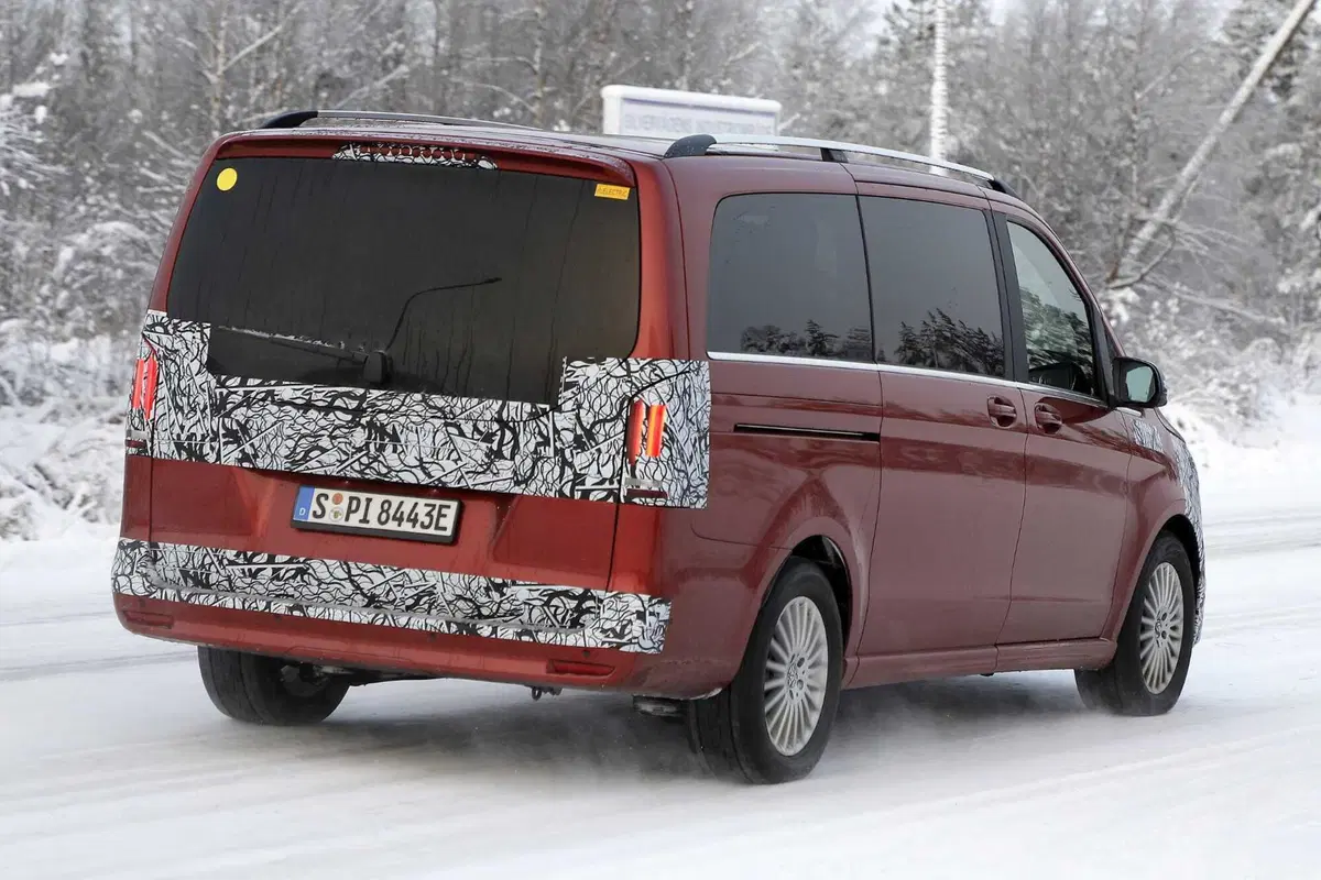 Mercedes EQV, ecco le foto spia del nuovo Facelift (11)