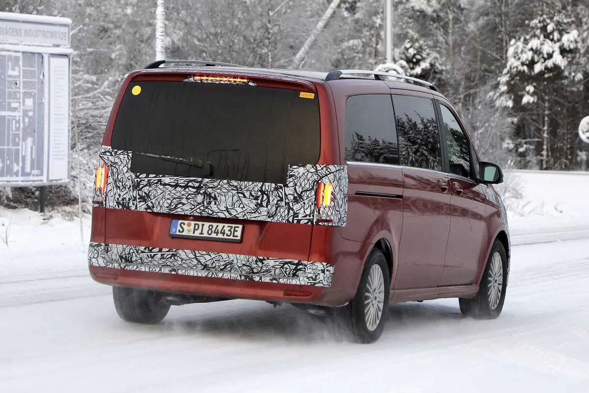 Mercedes EQV, ecco le foto spia del nuovo Facelift (12)