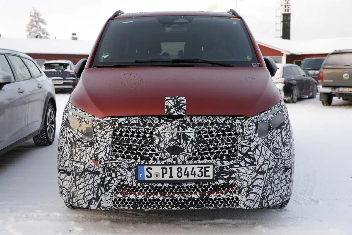 Mercedes EQV, ecco le foto spia del nuovo Facelift (14)