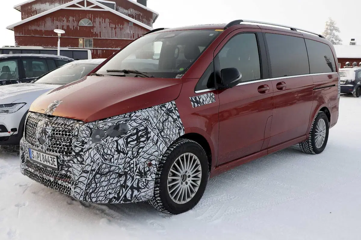 Mercedes EQV, ecco le foto spia del nuovo Facelift (16)