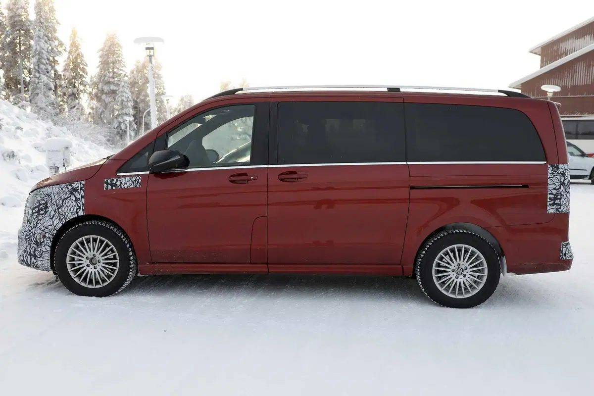 Mercedes EQV, ecco le foto spia del nuovo Facelift (18)