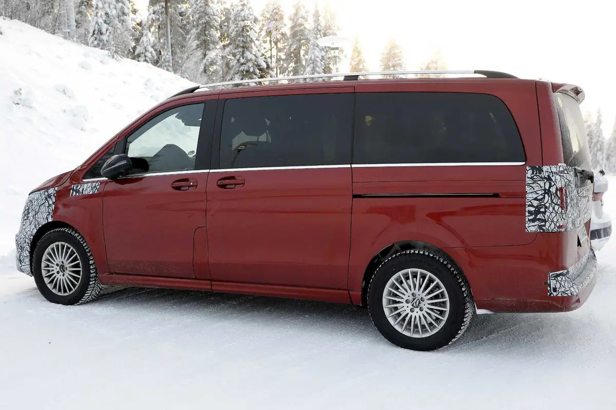 Mercedes EQV, ecco le foto spia del nuovo Facelift (19)