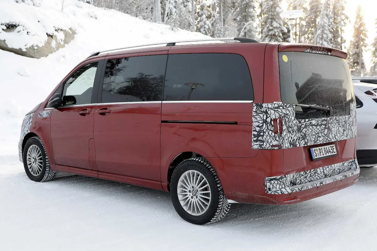 Mercedes EQV, ecco le foto spia del nuovo Facelift (20)