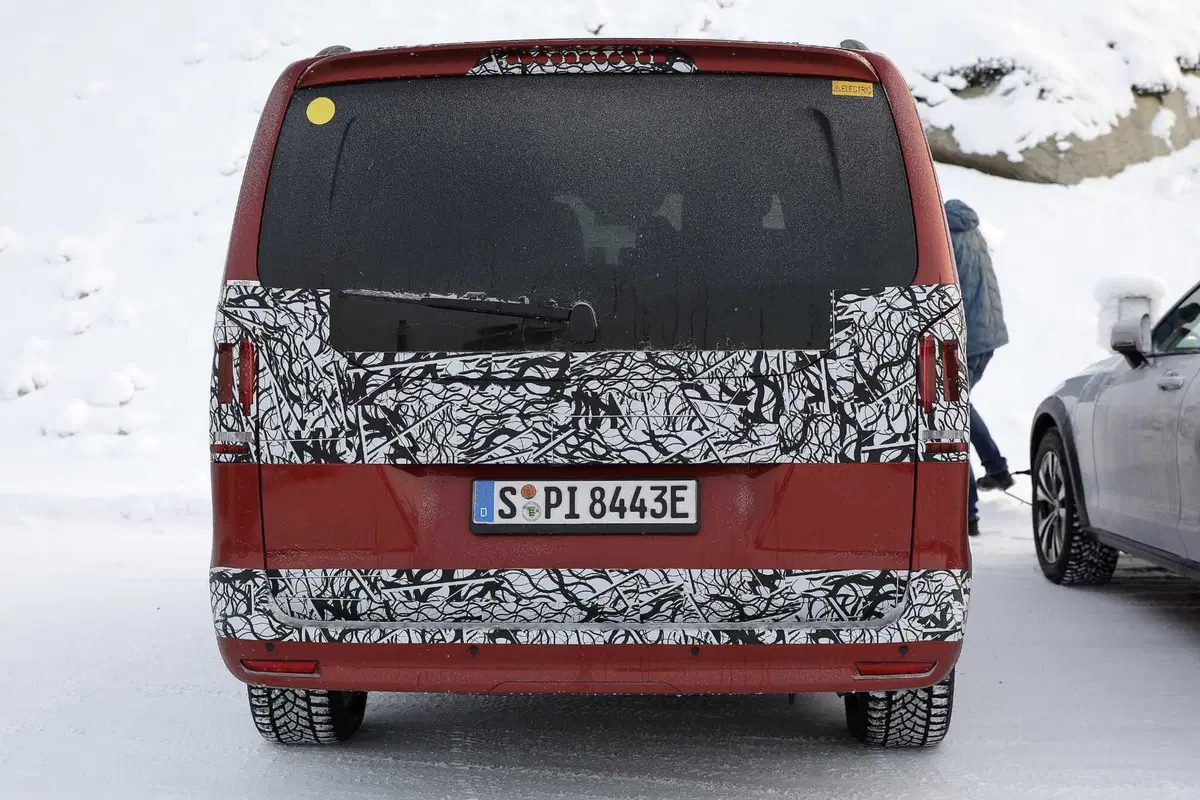 Mercedes EQV, ecco le foto spia del nuovo Facelift (22)