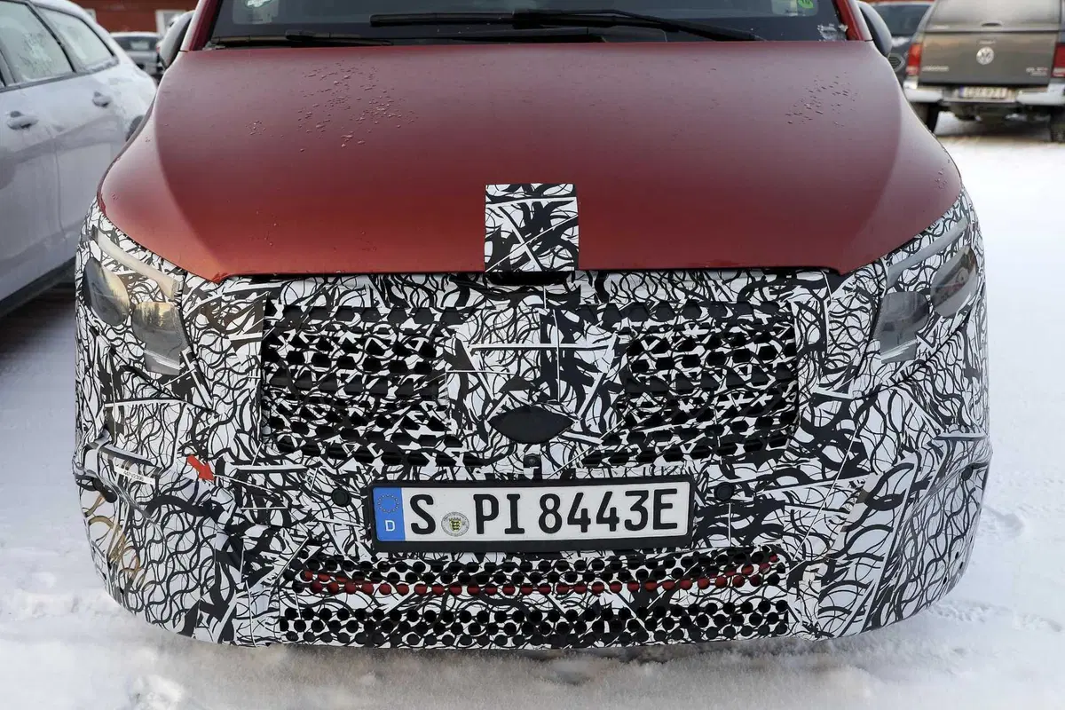 Mercedes EQV, ecco le foto spia del nuovo Facelift (23)