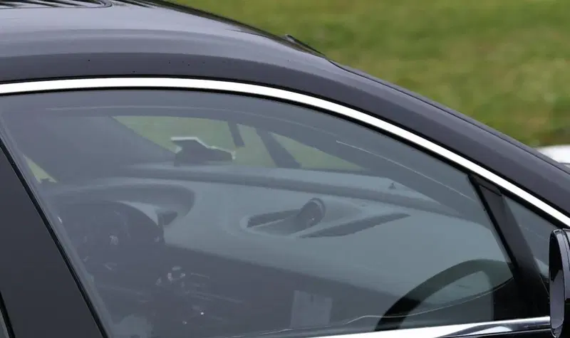 Gli interni della Macan EV sorpresi durante un test