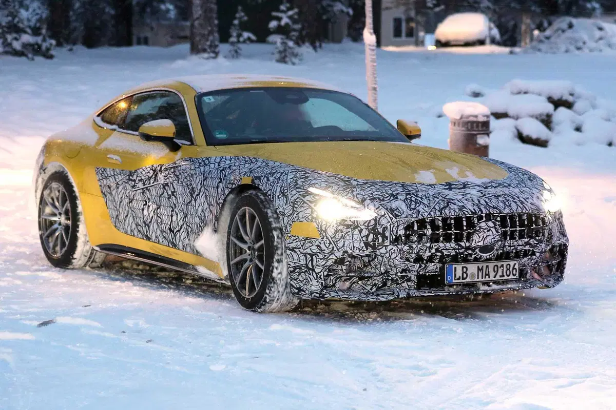Nuova Mercedes AMG GT, ecco le foto spia (3)