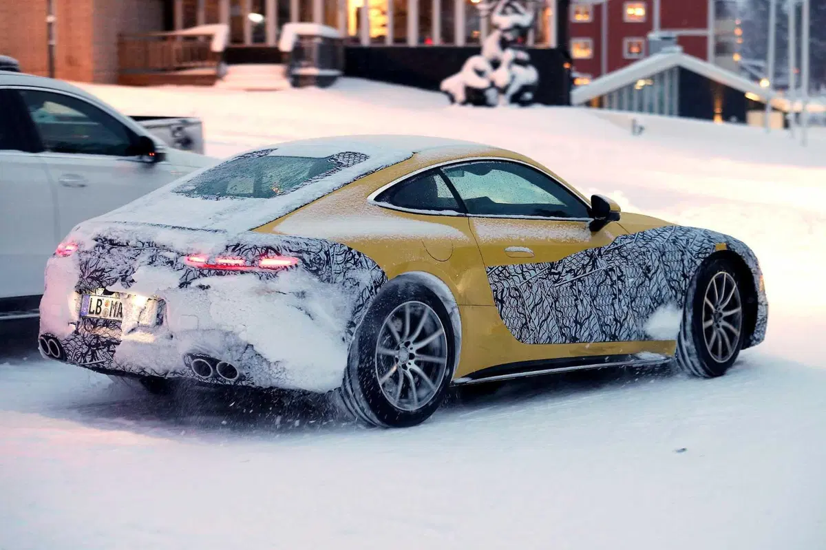 Nuova Mercedes AMG GT, ecco le foto spia (10)