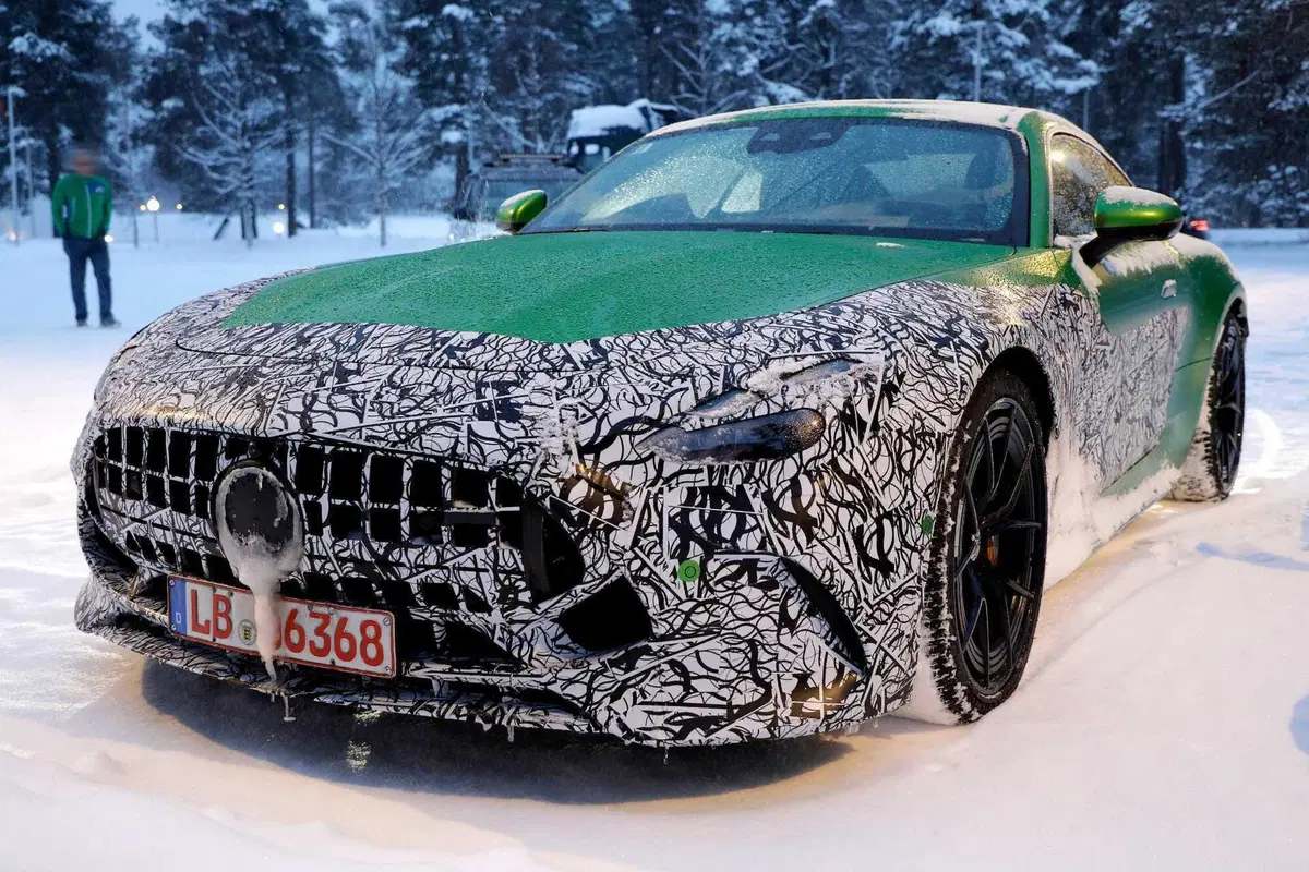 Nuova Mercedes AMG GT, ecco le foto spia (15)