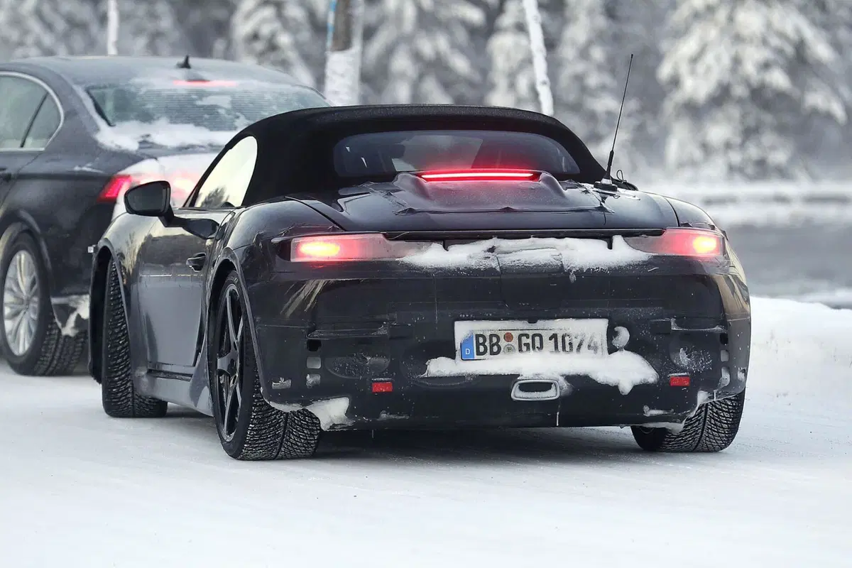 Tesla teme Porsche, ecco le foto spia della 718 Boxster (5)