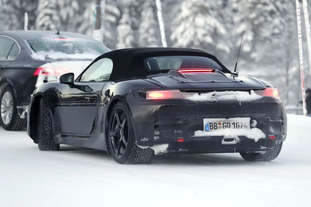 Tesla teme Porsche, ecco le foto spia della 718 Boxster (9)