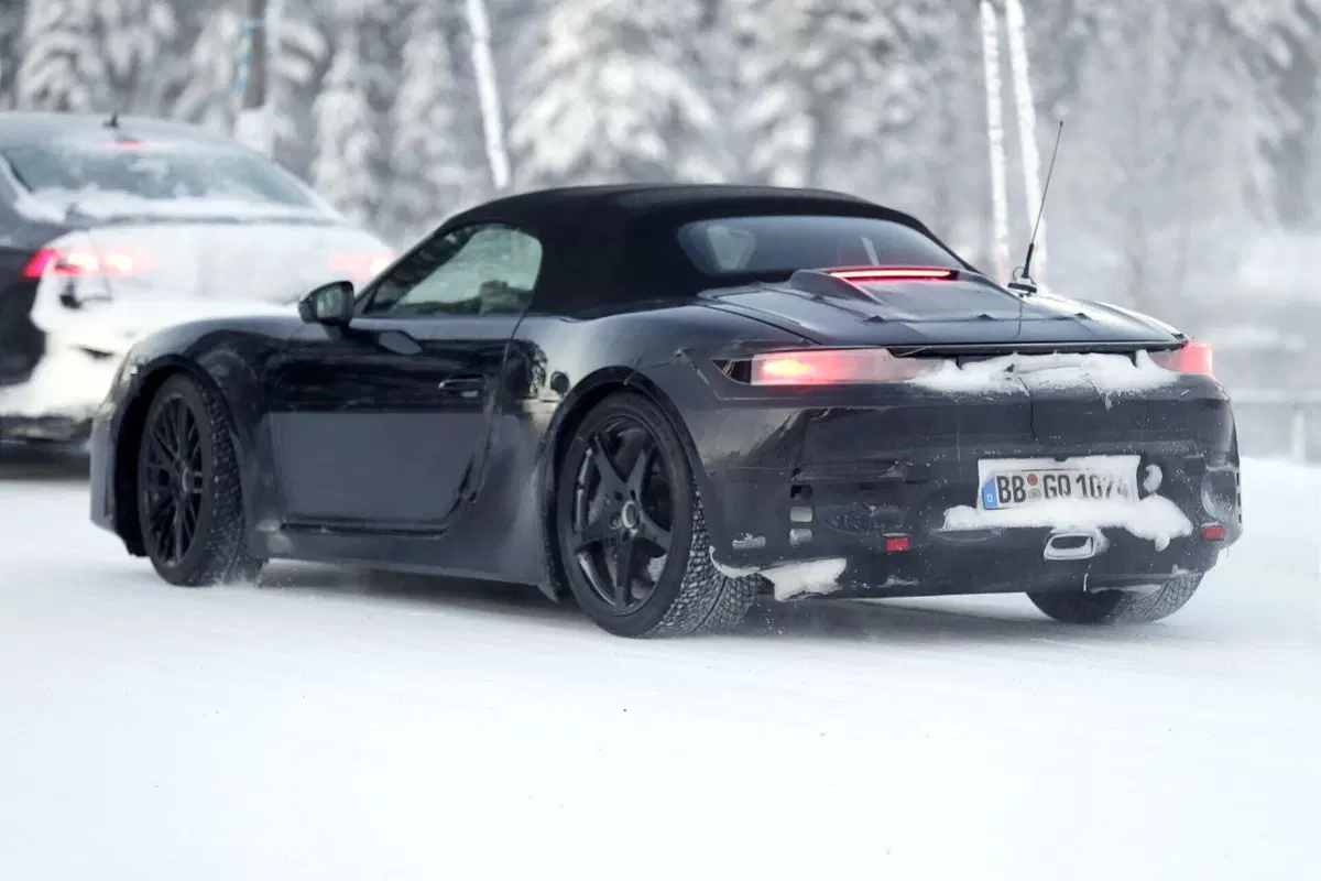Tesla teme Porsche, ecco le foto spia della 718 Boxster (13)