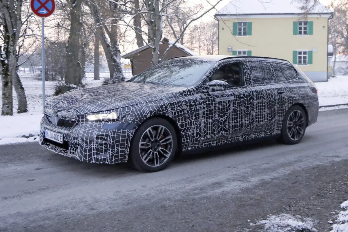 Nuova BMW Serie 5 (elettrica), ecco le foto spia (3)