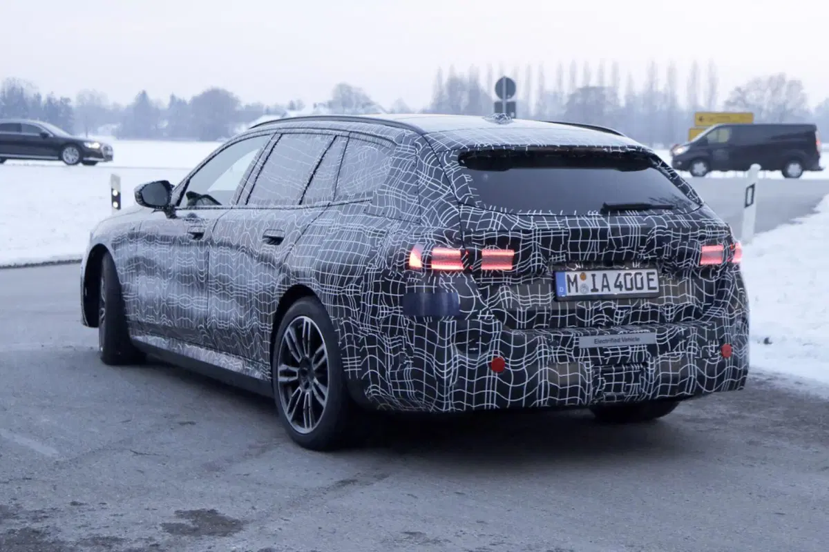 Nuova BMW Serie 5 (elettrica), ecco le foto spia (4)