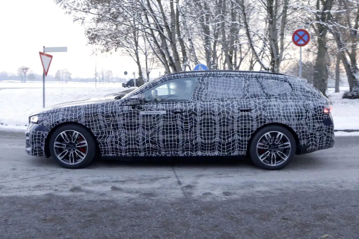 Nuova BMW Serie 5 (elettrica), ecco le foto spia (5)