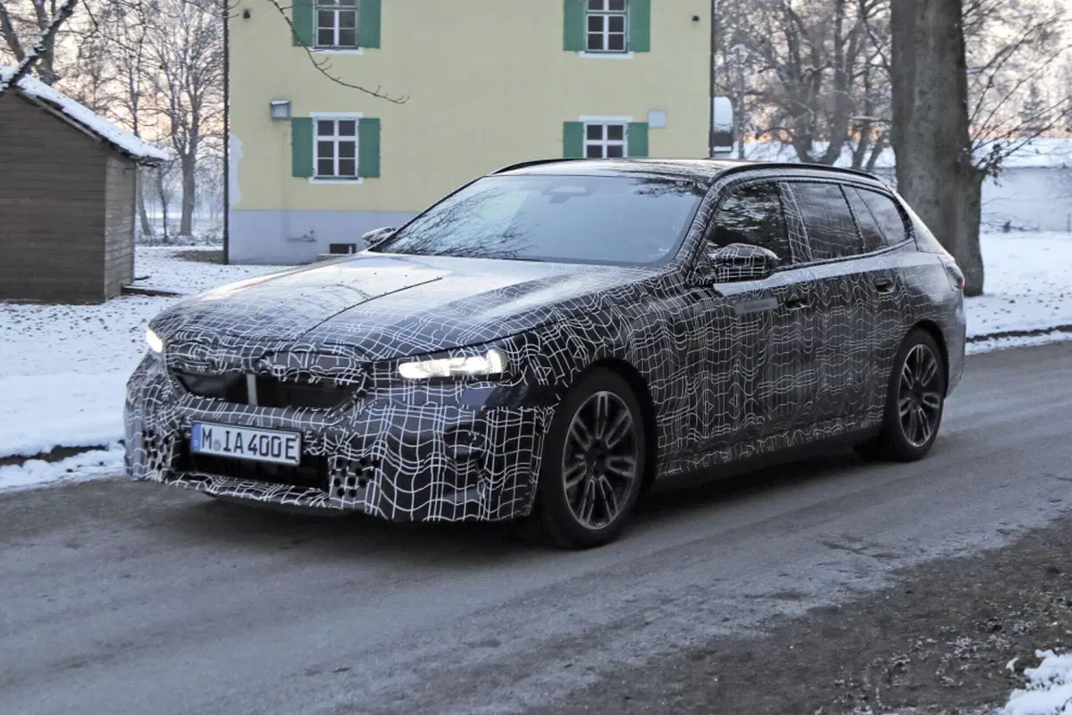Nuova BMW Serie 5 (elettrica), ecco le foto spia (6)