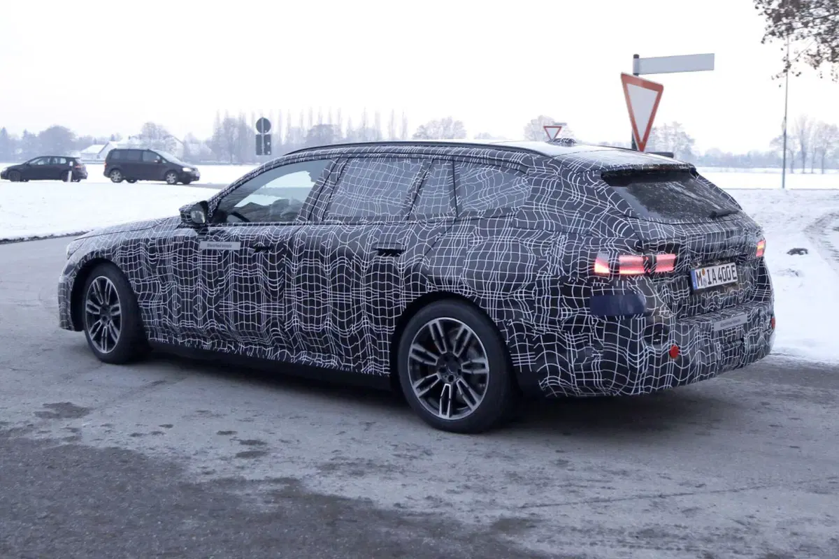 Nuova BMW Serie 5 (elettrica), ecco le foto spia (8)