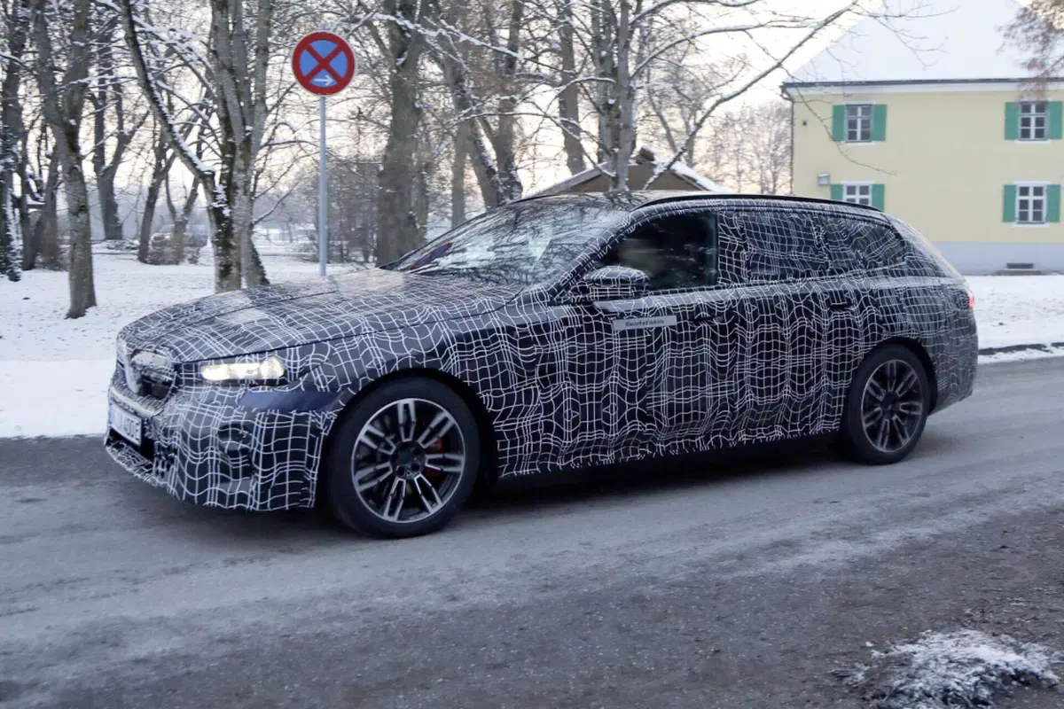 Nuova BMW Serie 5 (elettrica), ecco le foto spia (9)