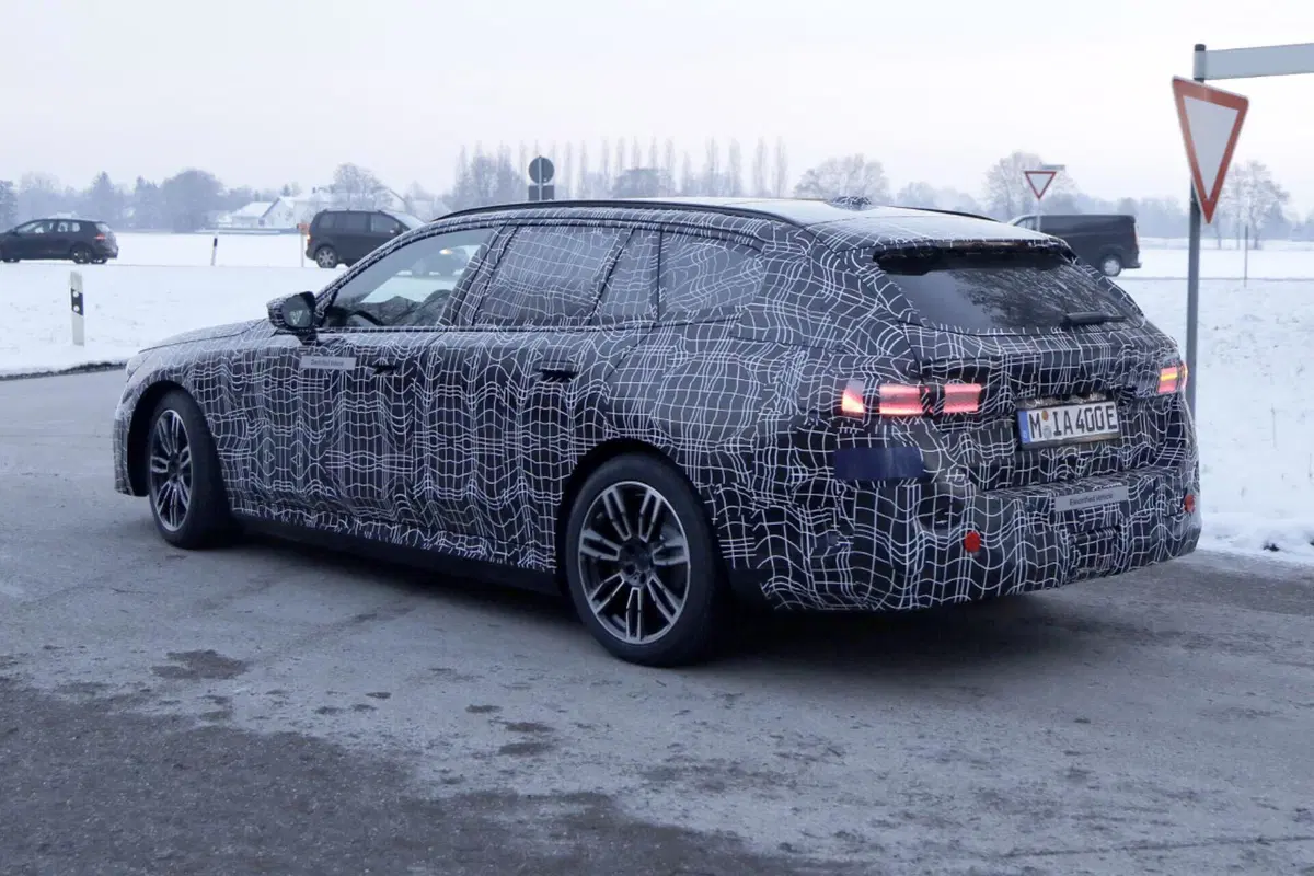 Nuova BMW Serie 5 (elettrica), ecco le foto spia (10)