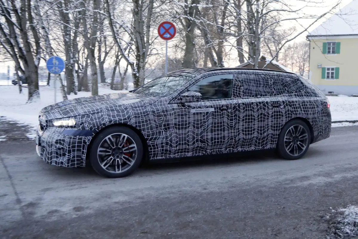 Nuova BMW Serie 5 (elettrica), ecco le foto spia (11)