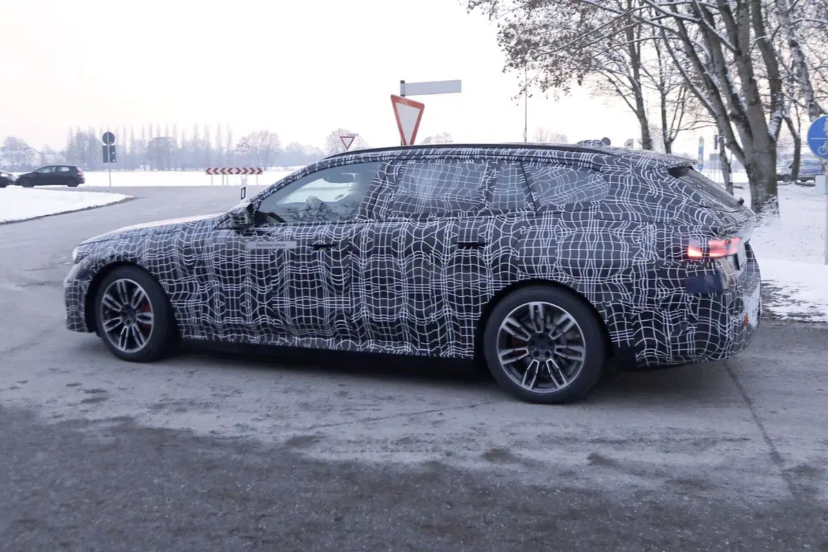 Nuova BMW Serie 5 (elettrica), ecco le foto spia (12)