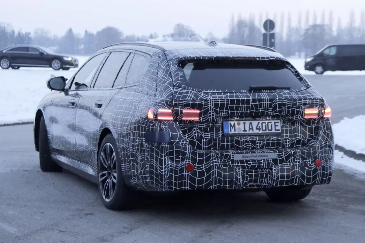 Nuova BMW Serie 5 (elettrica), ecco le foto spia (13)