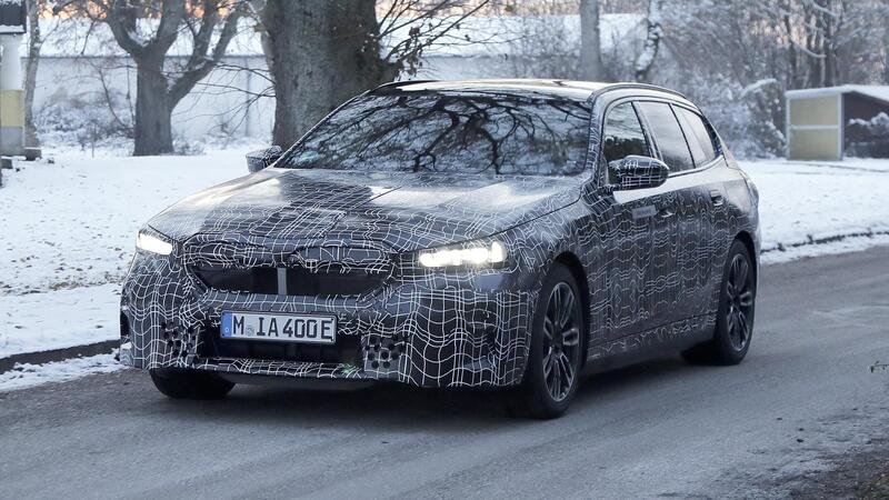 Nuova BMW Serie 5 (elettrica), ecco le foto spia