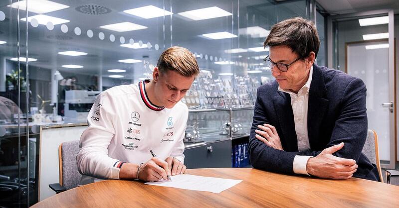 F1: Mick Schumacher si separa ufficialmente dalla Ferrari e diventa pilota di riserva della Mercedes