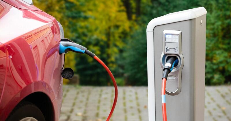 Auto elettriche, sbloccato il bonus dell&#039;80% per le colonnine di ricarica private