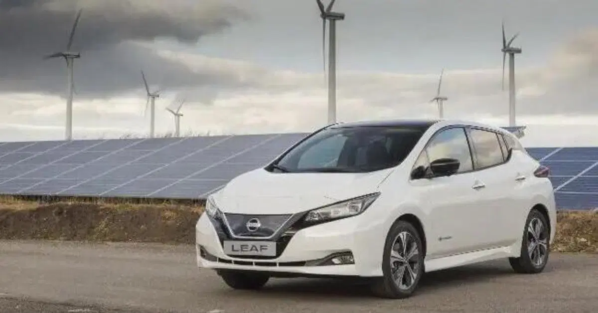 Nissan Leaf arriva a quota 250.000 esemplari e accende l'albero di Natale di Sunderland per festeggiare