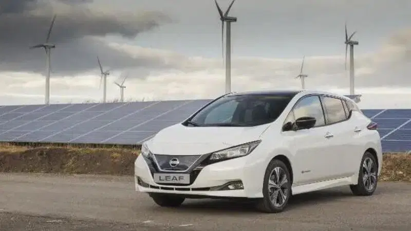 Nissan Leaf arriva a quota 250.000 esemplari e accende l'albero di Natale di Sunderland per festeggiare