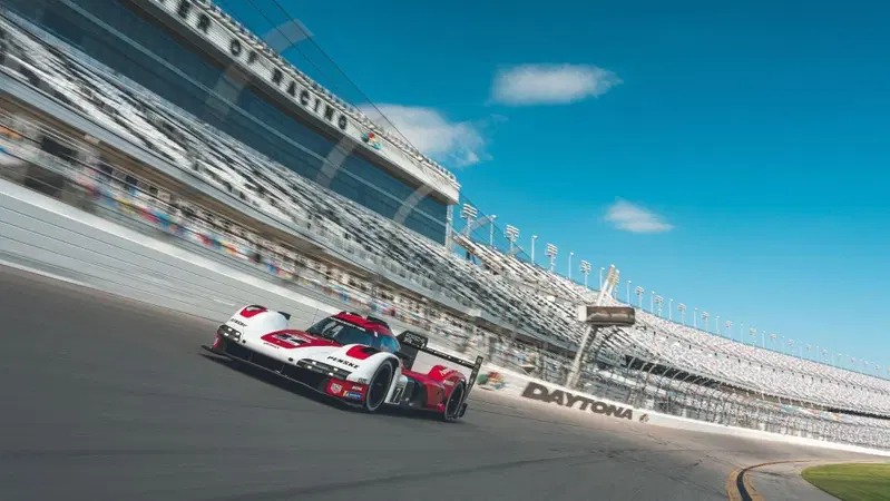 Porsche: negli equipaggi per Le Mans anche un asso dell'Endurance
