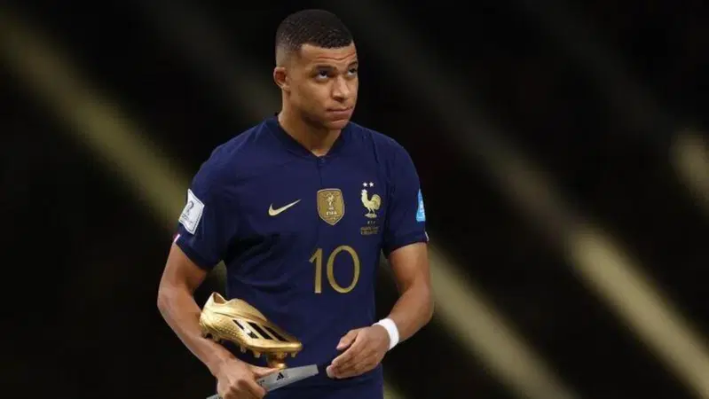 Mondiali di Calcio Qatar: adesso Kylian Mbapp&eacute; ha il tempo per prendere la patente