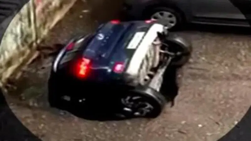 Troppa pioggia, l'auto sprofonda nel parcheggio [VIDEO]