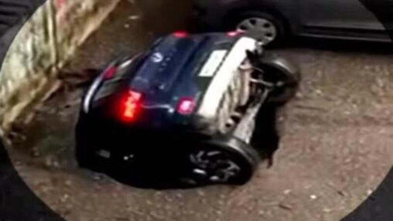 Troppa pioggia, l&#039;auto sprofonda nel parcheggio [VIDEO]
