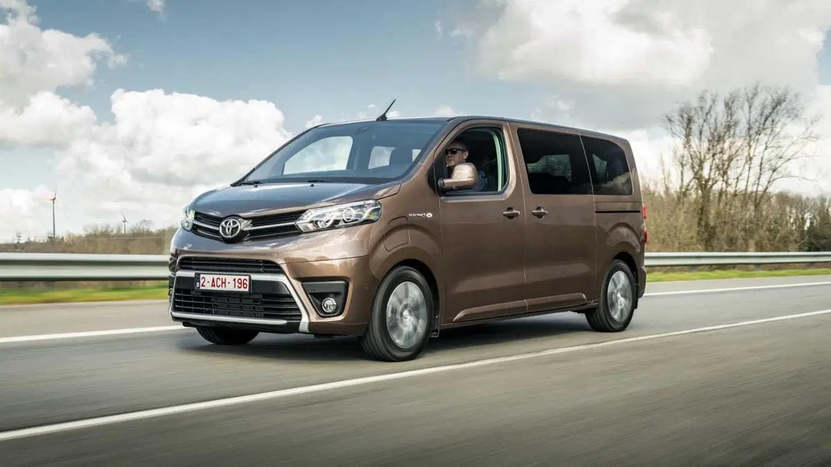 Toyota Proace Verso Verso Electric 75 kWh L2 Long D Lounge (2)