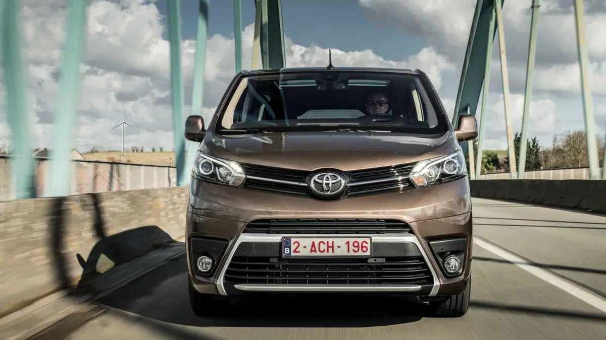 Toyota Proace Verso Verso Electric 75 kWh L2 Long D Lounge (4)