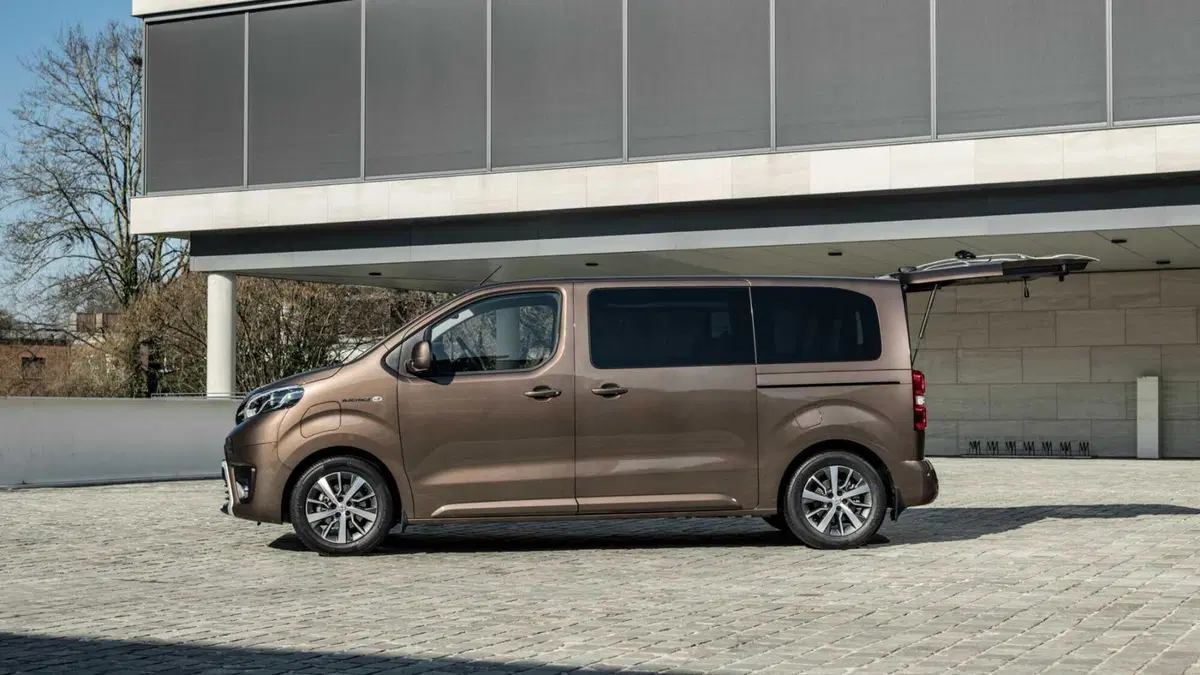 Toyota Proace Verso Verso Electric 75 kWh L2 Long D Lounge (8)
