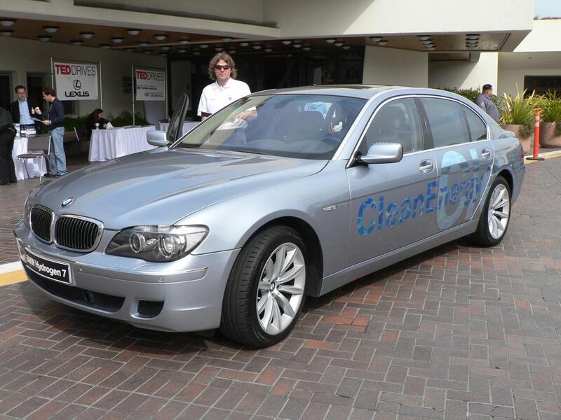 BMW Hydrogen 7 (2006) - Un prototipo di 760i con motore 6.0L V12 che poteva bruciare sia benzina sia idrogeno, garantendo la stessa potenza di 260 CV