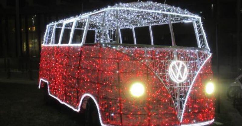 Brilla il Bulli a Parma: un Volkswagen T1 tutto a led augura Buon Natale