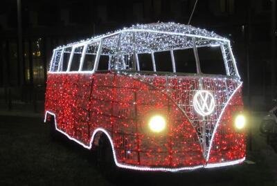 Brilla il Bulli a Parma: un Volkswagen T1 tutto a led augura Buon Natale